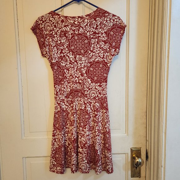 red and white pattern dress - Picture 3 of 7